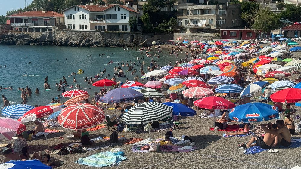 Zonguldak’ta vatandaş halk plajı olan Kapuz plajına akın etti