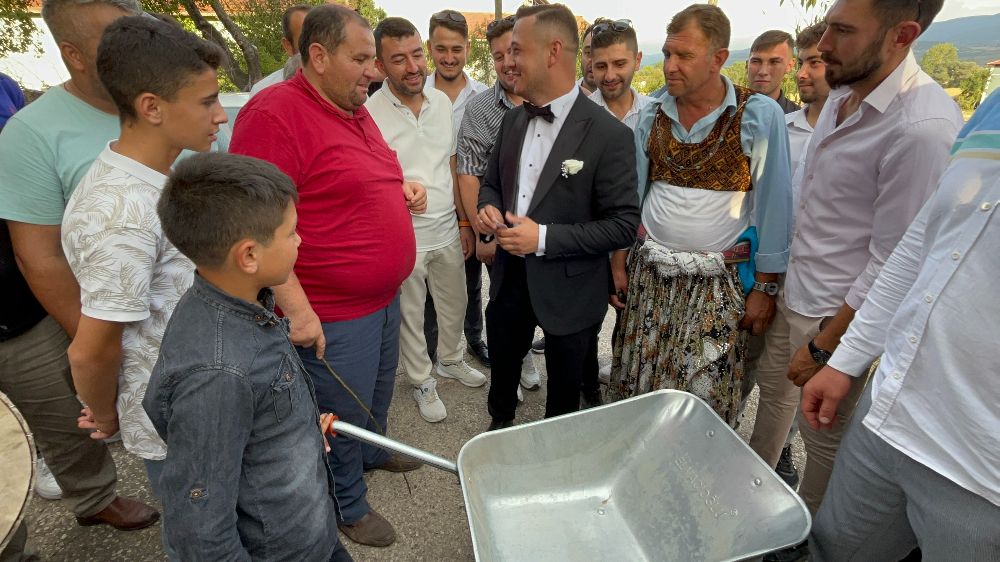 10 yaşındaki çocuk el arabasıyla para istedi