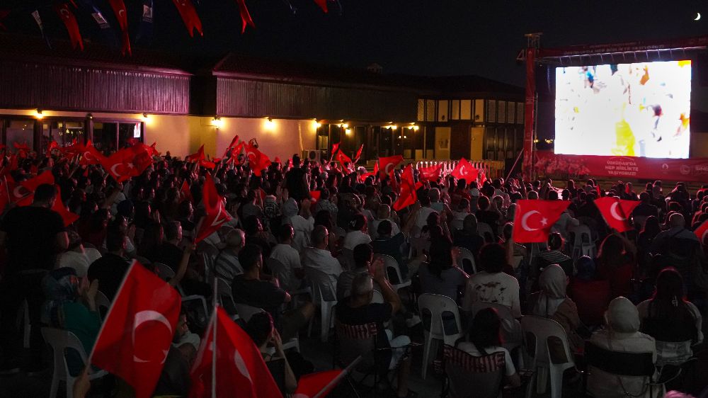 A Milli Voleybol yarı final maçına Üsküdar'da ortak oldu