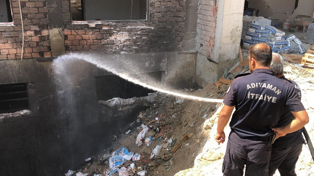 Adıyaman'da inşaatta atıklardan yangın çıktı