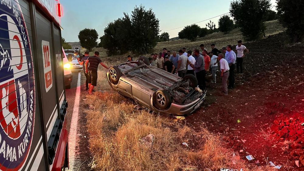 Adıyaman'da kaza;  otomobil takla atarak tarlaya uçtu  3 kişi yaralandı