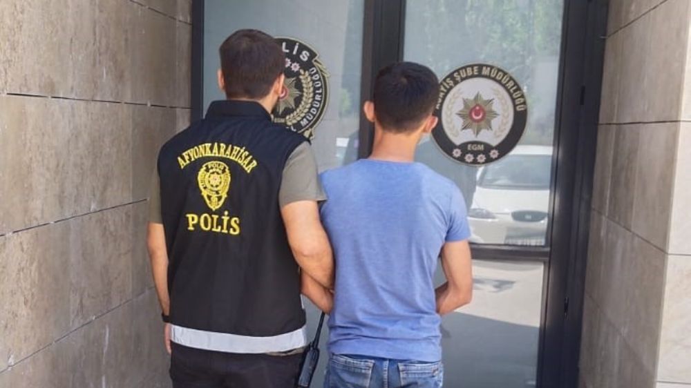 Afyon'da dolandırıcılık suçundan aranan şahsı polis yakaladı