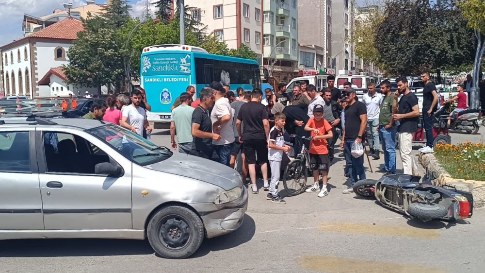 Afyon'da trafik kazası! Elektrikli motosiklet sürücüsü ağır yaralandı