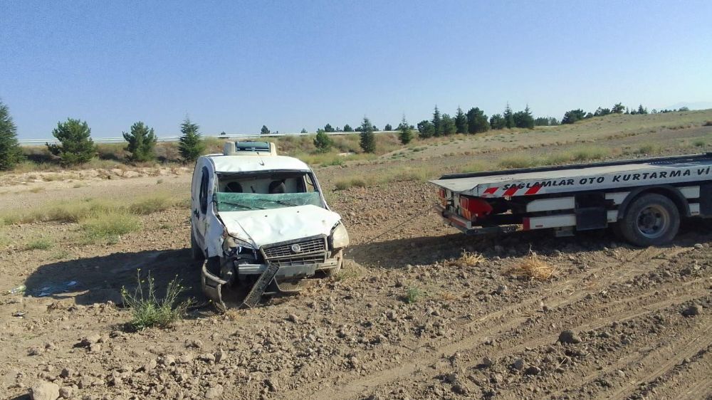 Afyon'da trafik kazası! Kamyonet devrildi