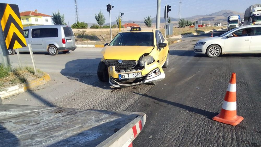 Afyon'da trafik kazası! Ticari taksi ile otomobil çarpıştı