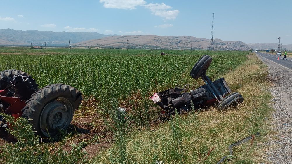 Afyon'da trafik kazası! Traktör ile tır çarpıştı