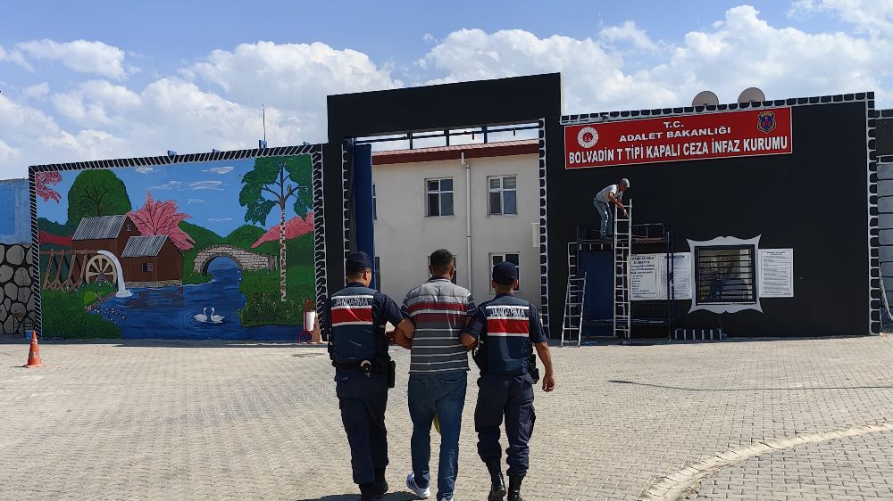 Afyonkarahisar'da kesinleşmiş hapis cezası bulunan kaçak şahsı jandarma yakaladı