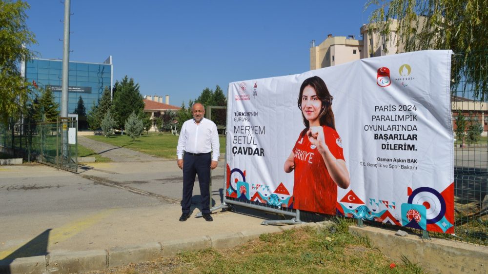 Afyonkarahisarlı sporcu Meryem Betül Çavdar'a Bakan Bak'tan destek