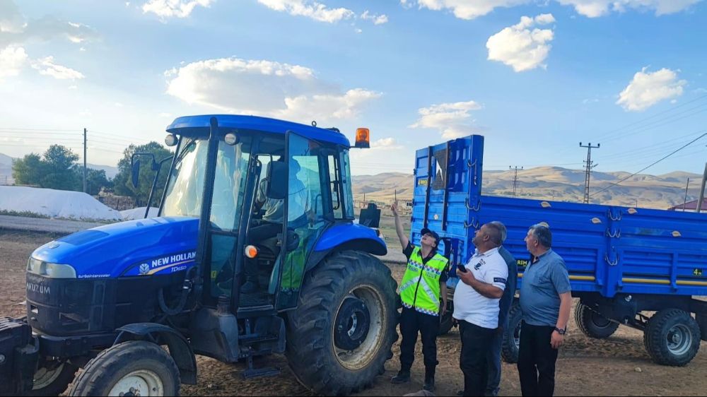 Ağrı'da  jandarma e traktör sürücülerini bilgilendirdi