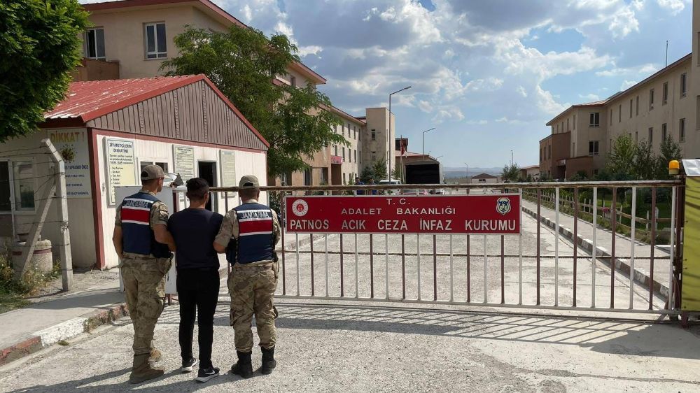  Ağrı'da jandarma ekipleri arana şahısları yakaladı