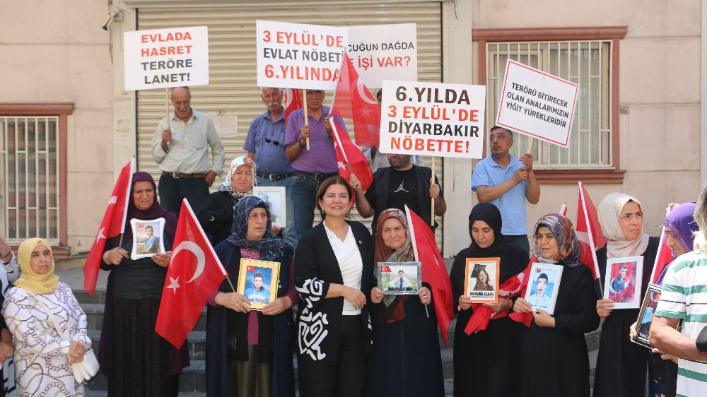 AK Parti Diyarbakır Milletvekili Suna Kepolu Ataman Diyarbakır Annelerini ziyaret etti