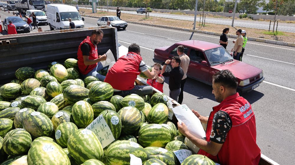 Aksaray'da  belediye ekiplerinden çiftçiye destek