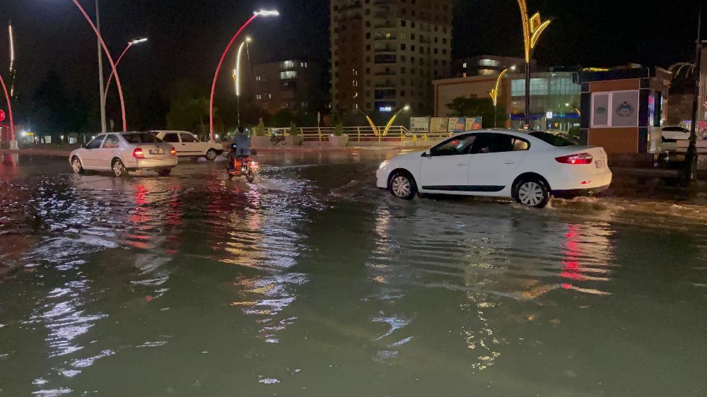 Aksaray'da şiddetli rüzgar yerini sağanak yağışa bıraktı 