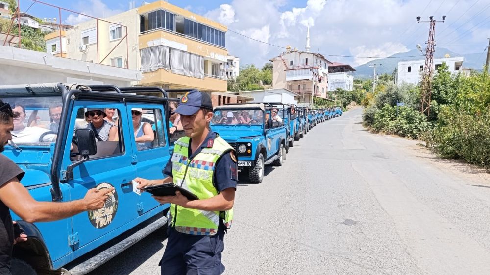 Alanya'da jandarmadan safari araçlarına denetim