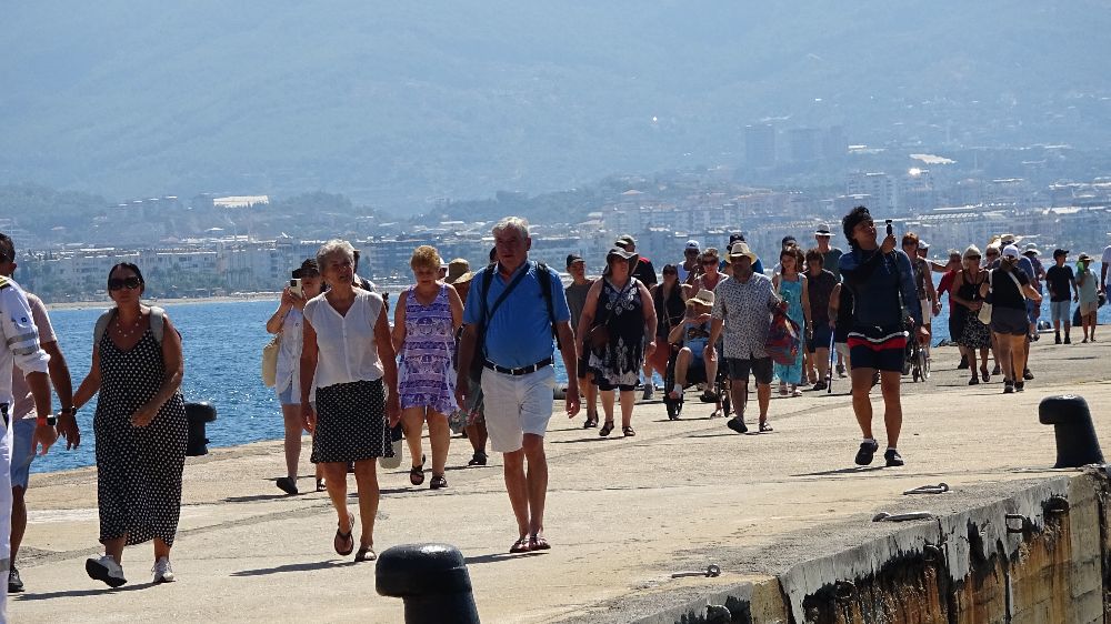 Alanya'ya yolcu gemisi demirlerdi çok sayıda turist ilçeye geldi