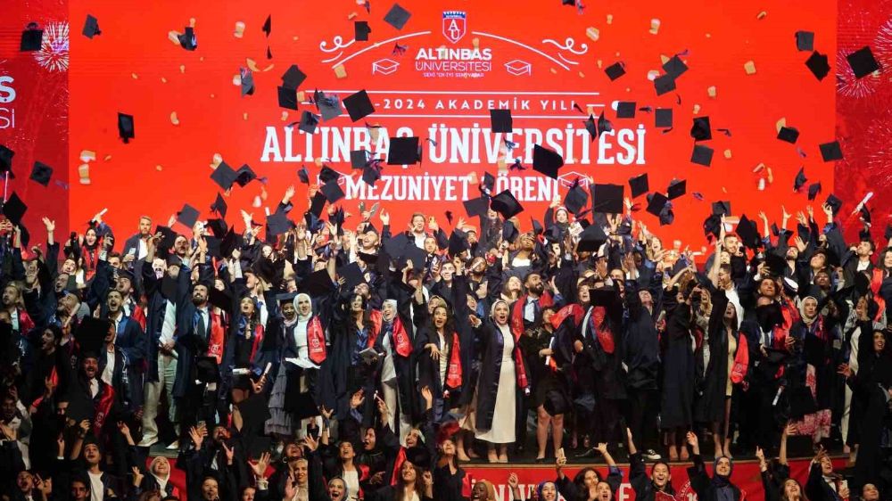 Altınbaş Üniversitesi mezuniyetinde Rektör Prof. Çağrı Erhan tavsiyelerde bulundu