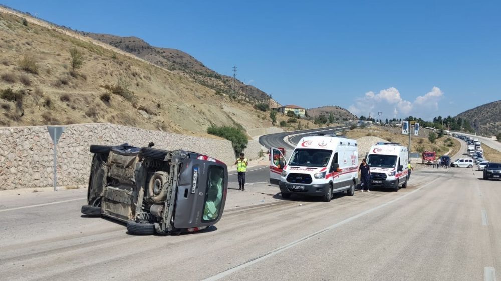 Amasya’da  kaza kamyonetler çarpıştı 4 kişi yaralandı