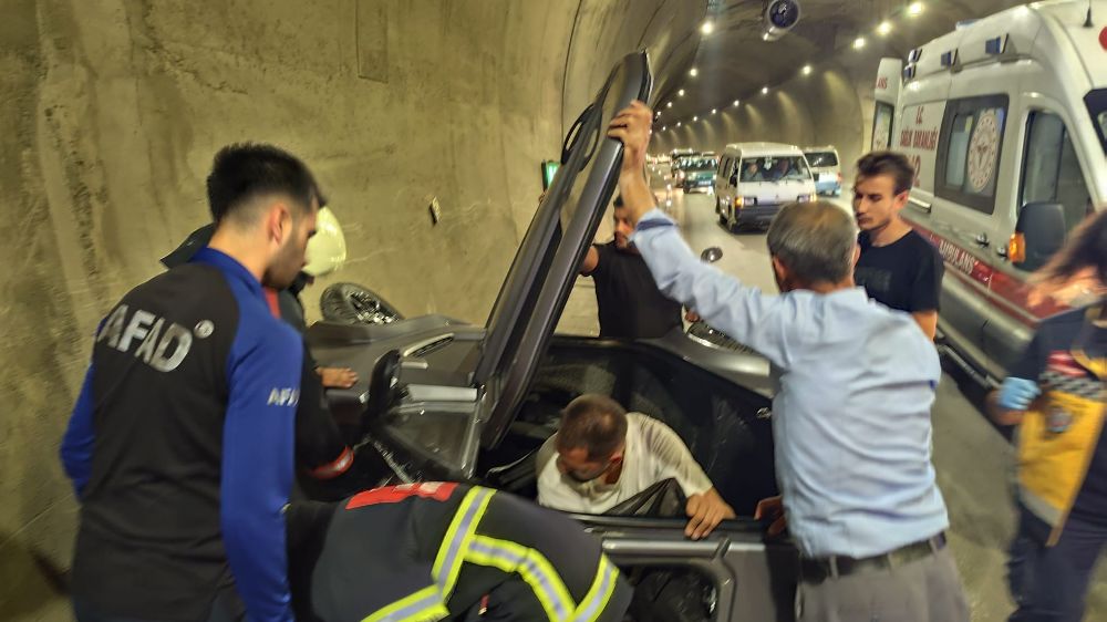 Amasya trafik kazası! Duvara çarparak devrildi, 2 yaralı