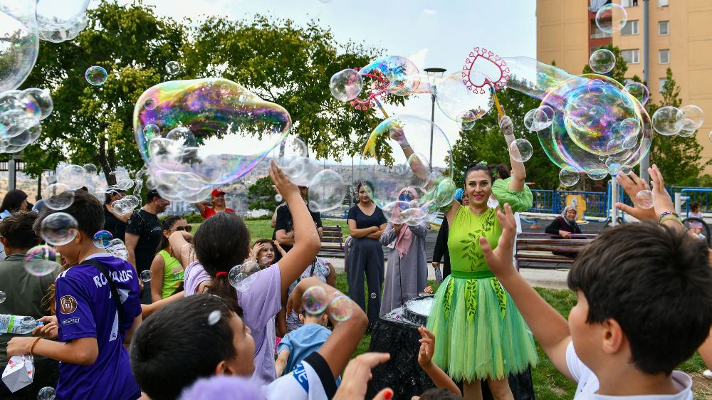  Ankara Büyükşehir'in "Çocuk etkinlik aracı" ile çocuklar doya doya yaz tatili yaşıyor