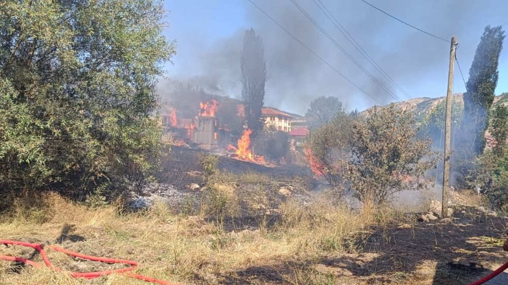 Ankara'da ahşap bina ve samanlık yangını