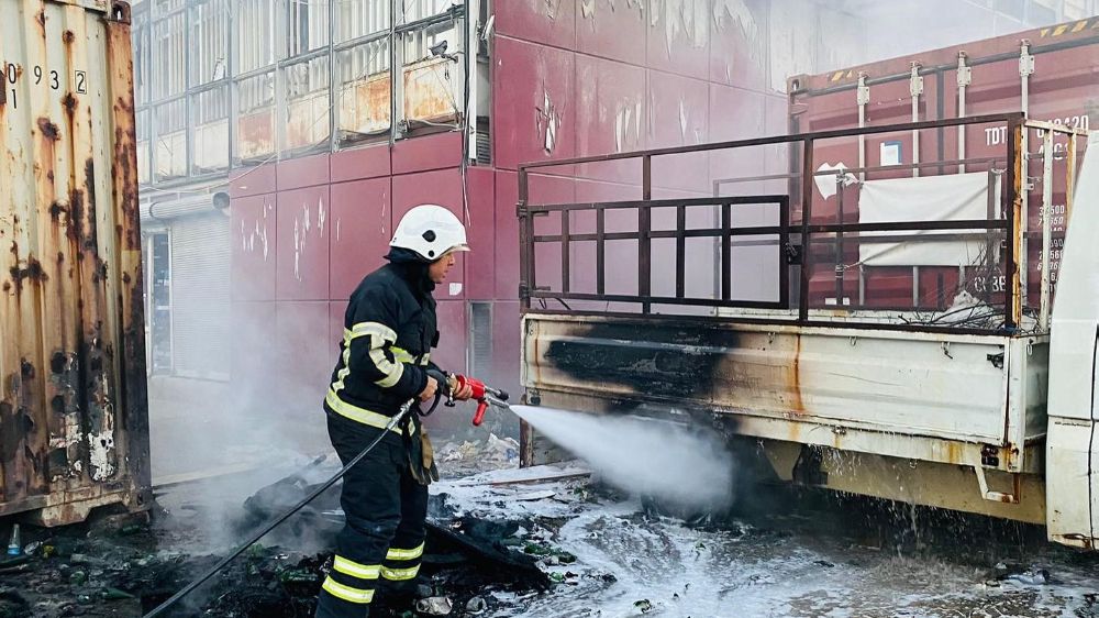 Antakya'da kamyonette başlayan yangına itfaiye ekipleri müdahale etti