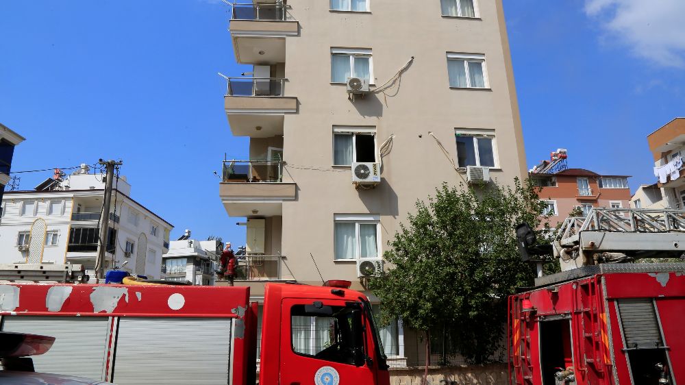 Antalya'da bir apartmanın elektrik tesisinde yangın çıktı