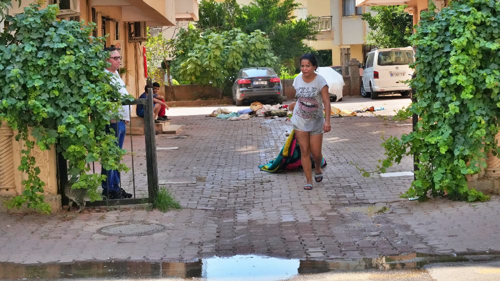 Antalya'da ev yangını! Göz yaşlarına boğuldu