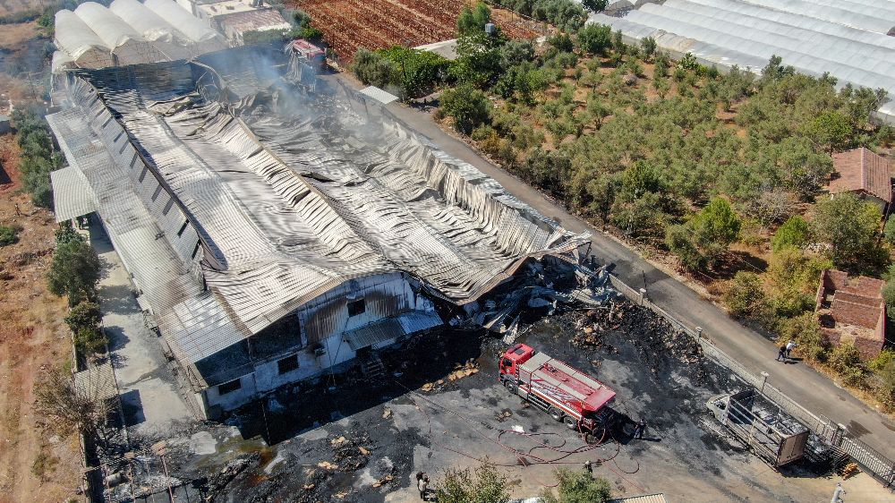 Antalya'da fabrika yangını büyük bir maddi zarara yol açtı