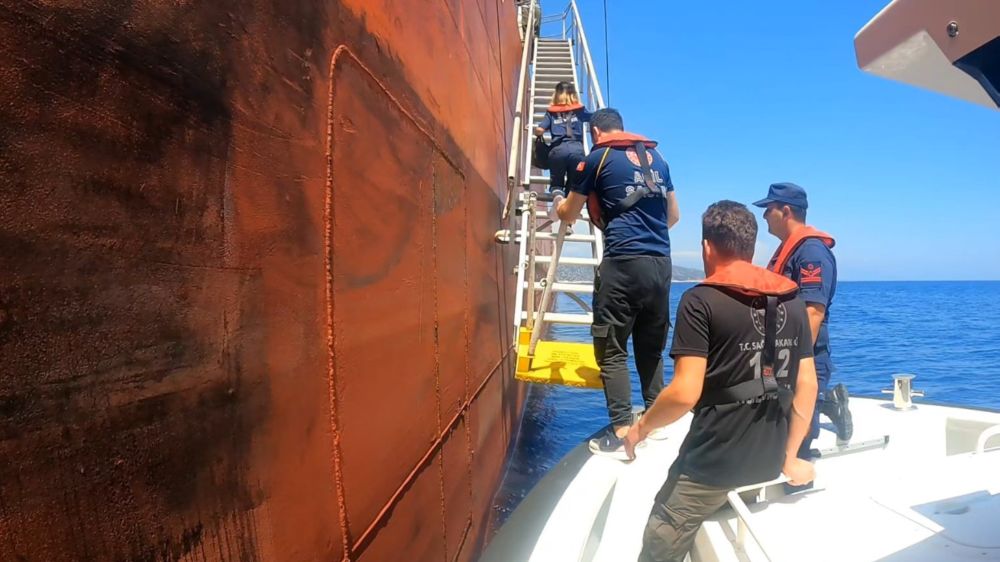 Antalya'da gemide kalp krizi geçiren çalışan sahil güvenlik ekiplerince gemiden alınarak hastaneye götürüldü