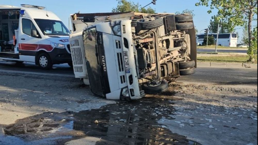 Antalya'da kaza kamyonet devrildi sürücü yaralandı