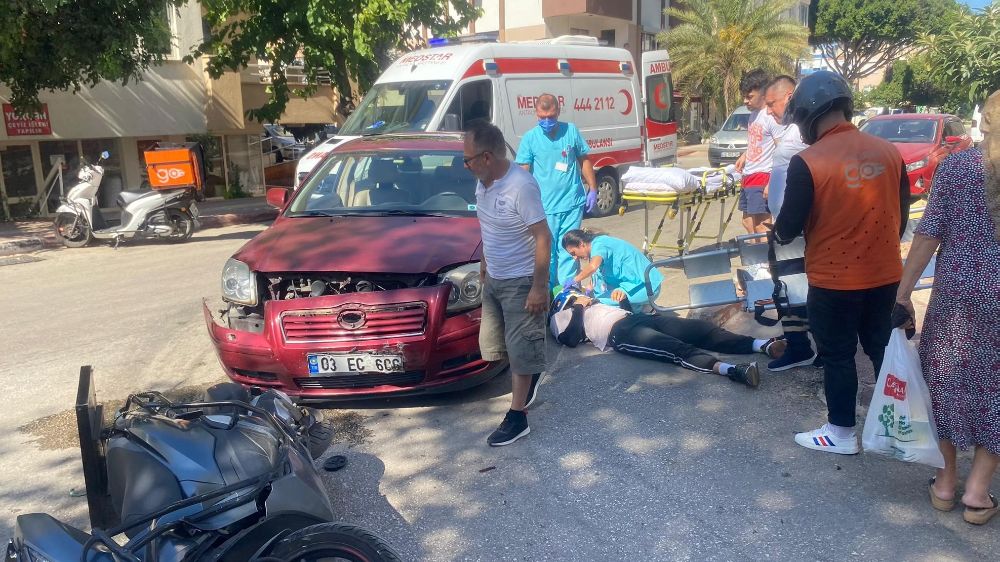 Antalya'da kaza otomobil ile motosiklet çarpıştı