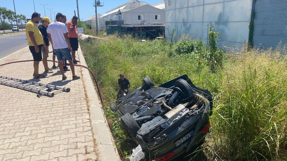 Antalya'da kaza otomobil şarampole uçtu