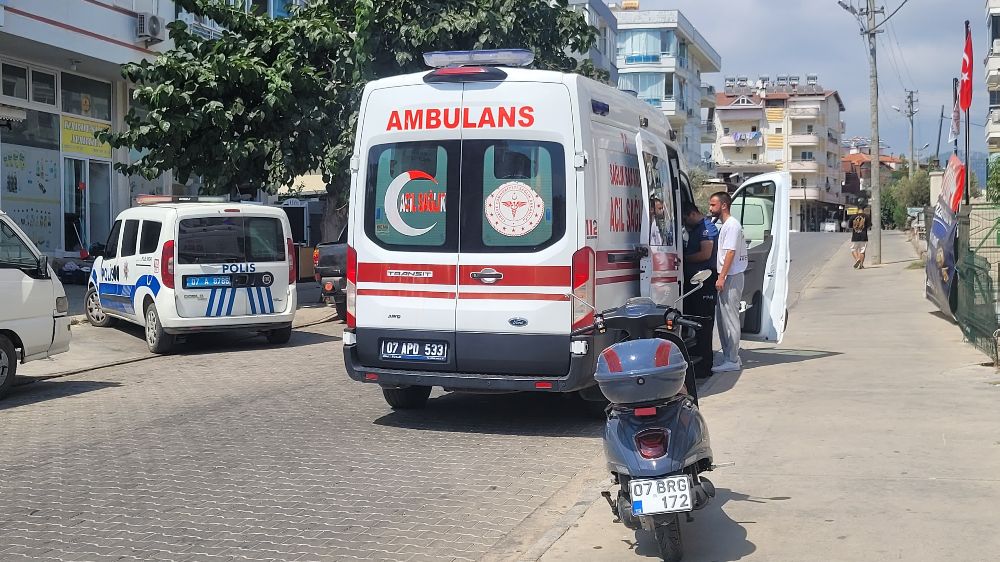 Antalya'da motosiklet ile kamyonet çarpıştı Kamyonet sürücü olay yerinden kaçtı