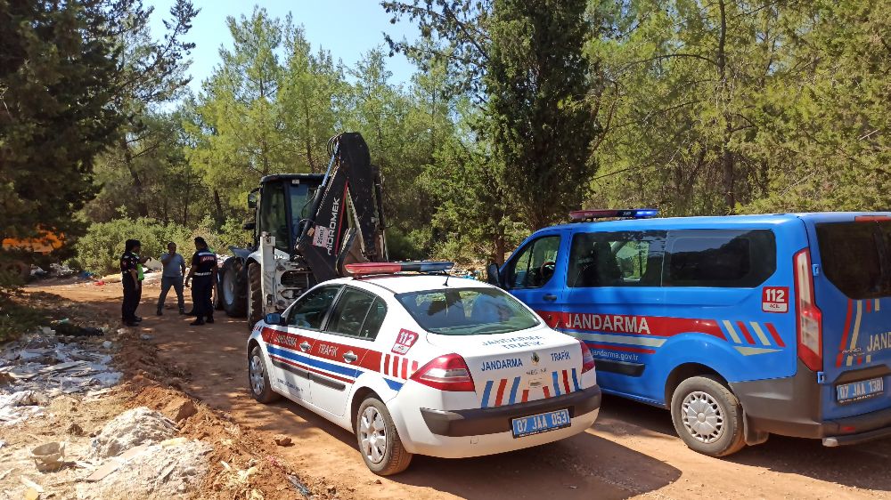 Antalya'da ormanda çevre ve doğaya zarar veren çöpler toplandı