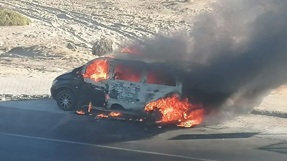 Antalya'da seyir halindeki tur aracı alev aldı