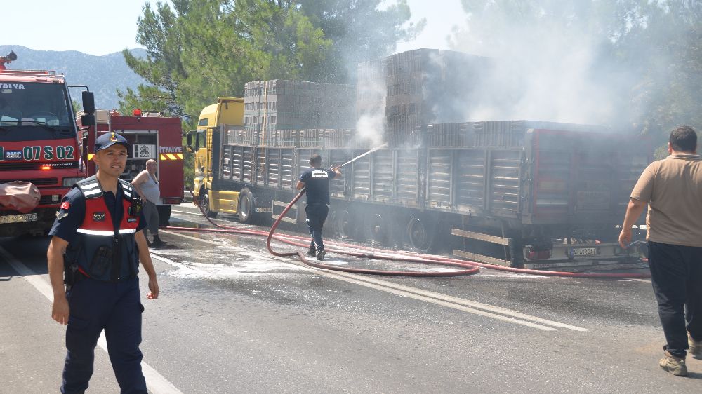 Antalya'da tırın dorsesinde yangın çıktı