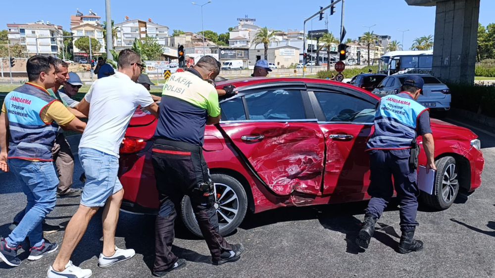 Antalya'da trafik kazası! 3 kişi yaralandı