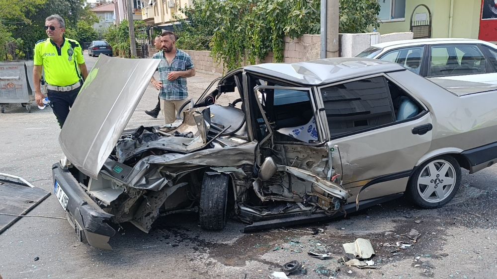 Antalya'da trafik kazası! Araç hurdaya döndü