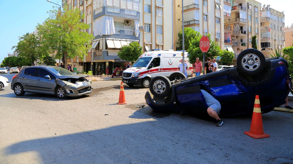 Antalya'da trafik kazası! Araç takla attı