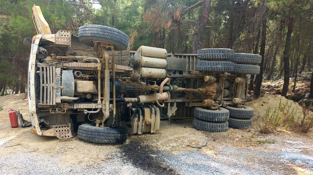 Antalya'da trafik kazası! Kamyon devrildi