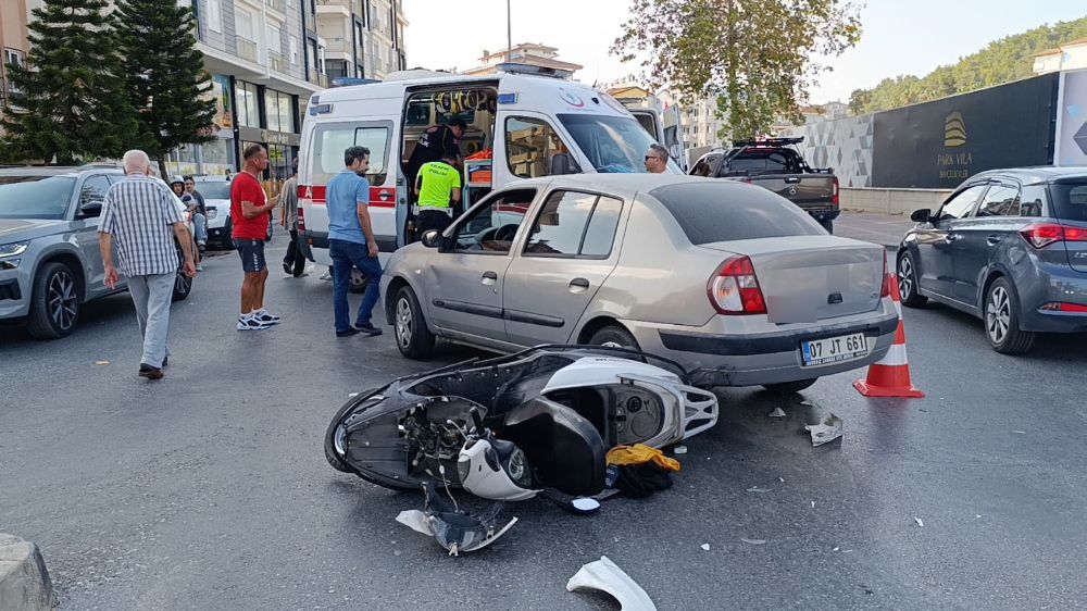 Antalya'da trafik kazası motosiklettekiler yaralandı