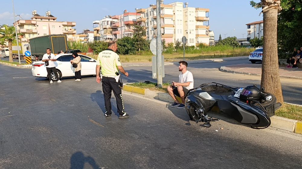 Antalya'da trafik kazası sürücü yaralandı