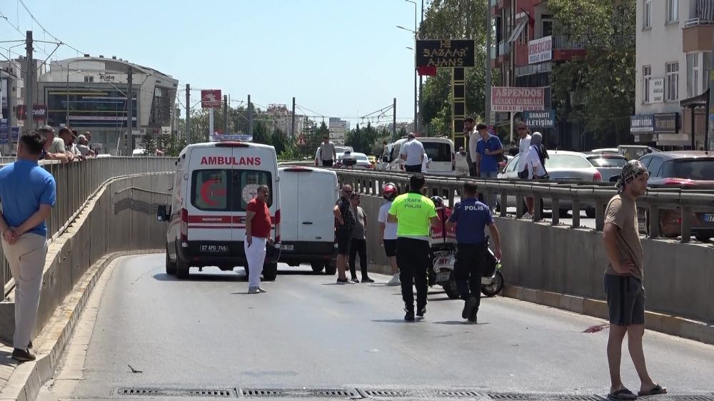 Antalya'da trafik kazası sürücülerin refleksi büyük facianın önüne geçti