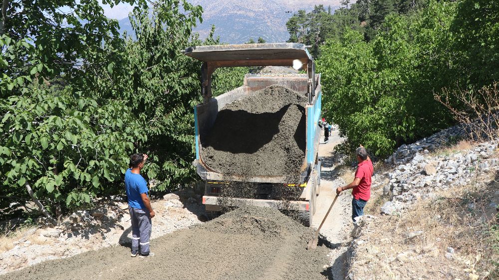 Antalya'da  yürüme engelli torunların konforlu ulaşımı için evinin yollarına beton döküldü