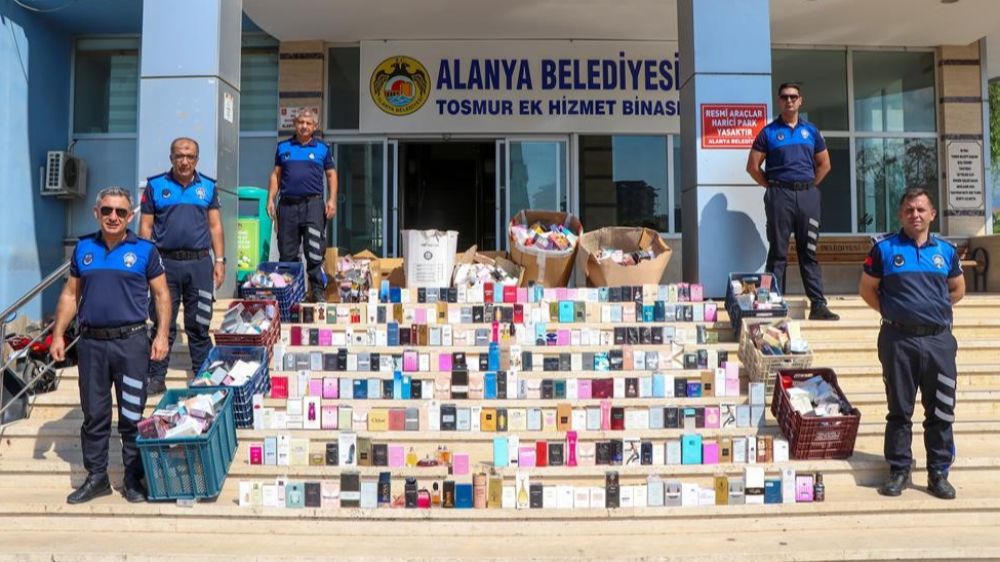 Antalya'da zabıta ekipleri, merdiven altı üretilen 7 bin 857 şişe sahte parfüme el koyarak imha etti