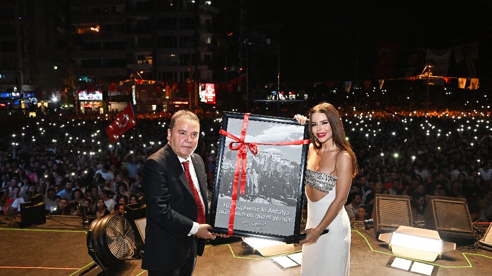 Antalya'da Zafer Bayramı DJ Mert Aydın ve Simge ile kutlandı