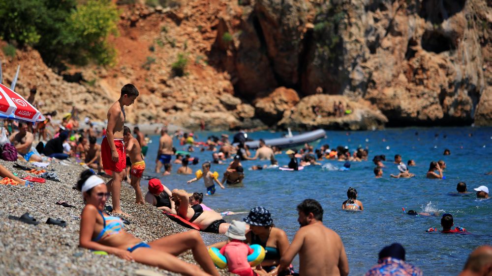 Antalya en sıcak günlerini yaşıyor Vatandaşlar kendilerini sahile attı