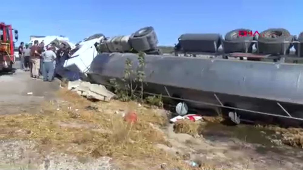 Antalya Isparta yolunda Bariyerlere çarpan  Tır devrildi 1 ölü