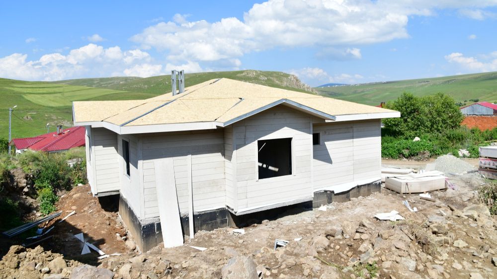 Ardahan'da depremde hasar gören konut ve ahırlar için çalışmalar devam ediyor 