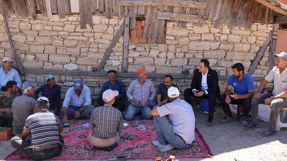 Aslanapa Kaymakamı Demirci yangından etkilenen köye gitti